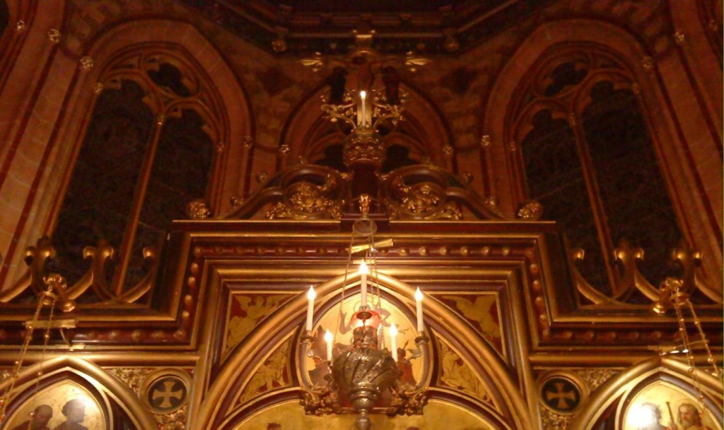Deasupra iconostasului strălucește o "croix fleurdelisée"
