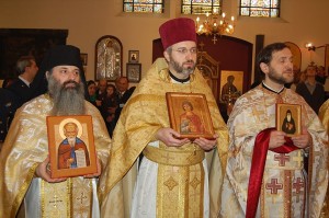 Preoții grec, rus și român (Pr. Patriciu Vlaicu) la procesiunea de la Catedrala Patriarhiei Ecumenice din Bruxelles, 13.03.2011