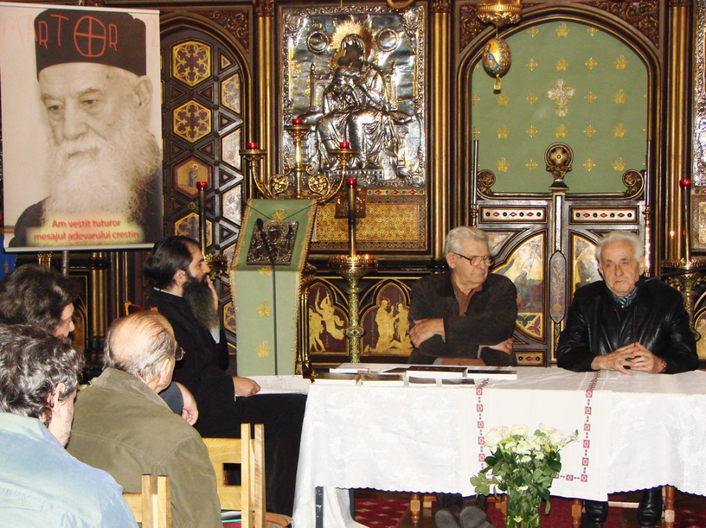 Alături de Pr. Emilian Marinescu și de Marcel Petrișor, Demostene Andronescu vorbind despre Părintele Calciu
