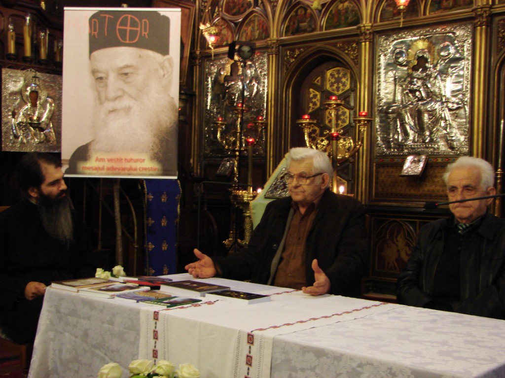 Părintele Emilian Marinescu, alături de Marcel Petrișor și Demostene Andronescu