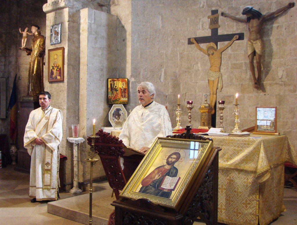 Părintele Mihai Drigă predicând alături de diaconul Florin Cârlig