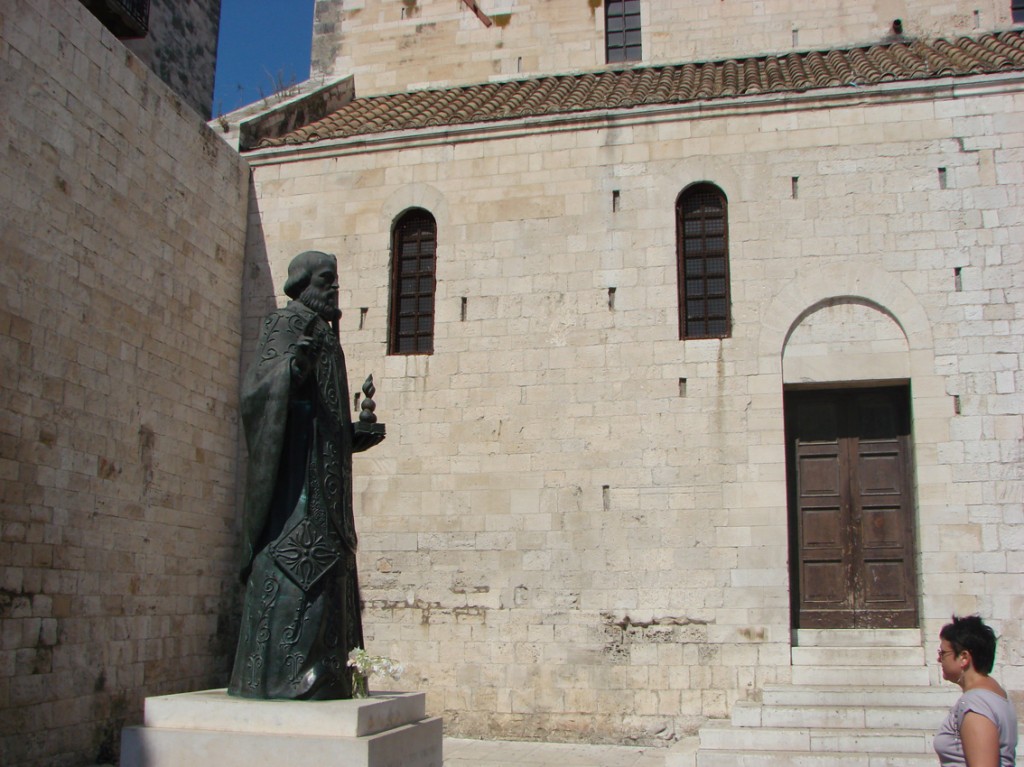 Statuia Sfântului Nicolae de lângă intrarea bisericii San Gregorio