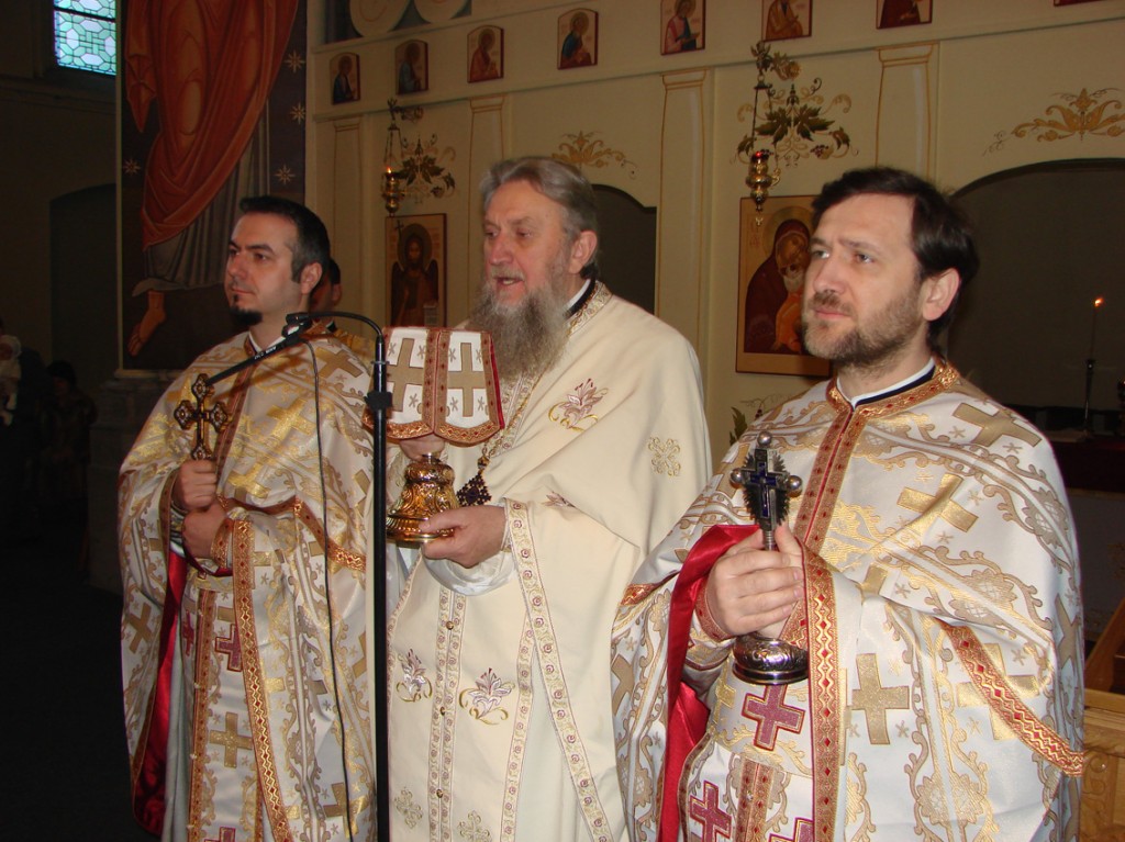 Părintele Vasile Mihoc slujind cu preoții Sorin Șelaru și Patriciu Vlaicu în biserica românească Sfântul Nicolae din Bruxelles