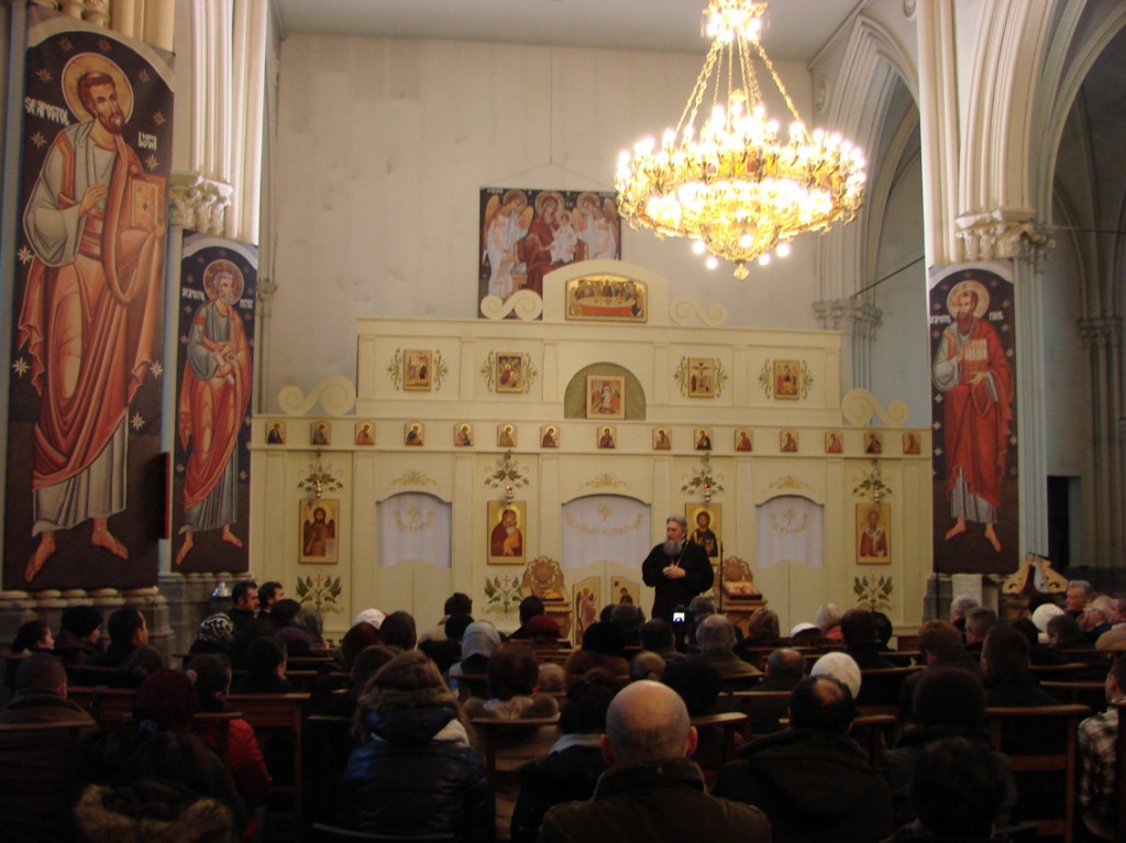 Părintele Vasile Mihoc vorbind duminică despre viața în Hristos, la parohia românească Sfântul Nicolae din Bruxelles