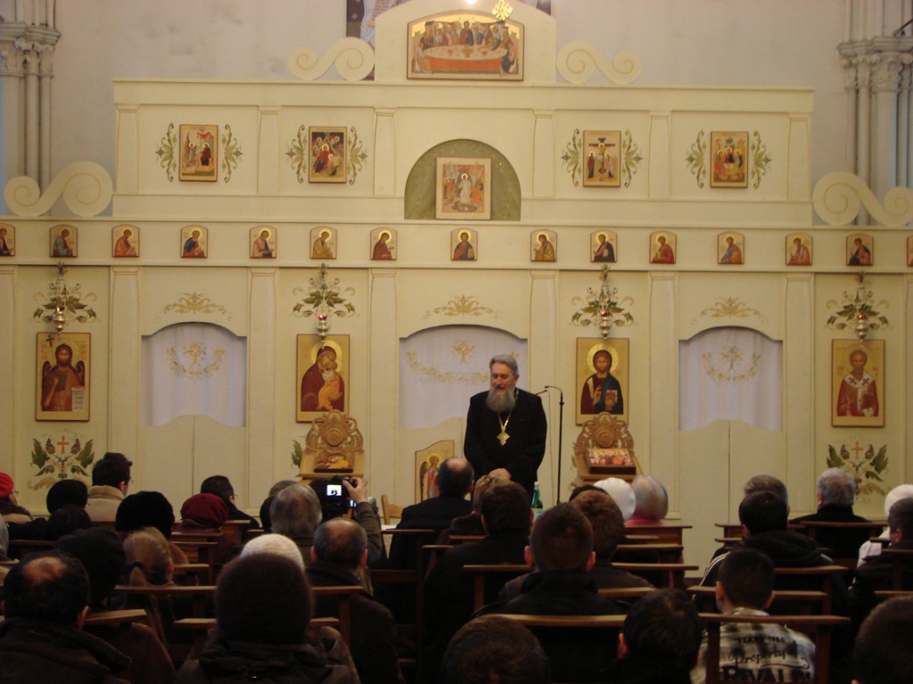 Părintele Vasile Mihoc vorbind duminică despre viața în Hristos, în catedrala ortodoxă română Sfântul Nicolae din Bruxelles
