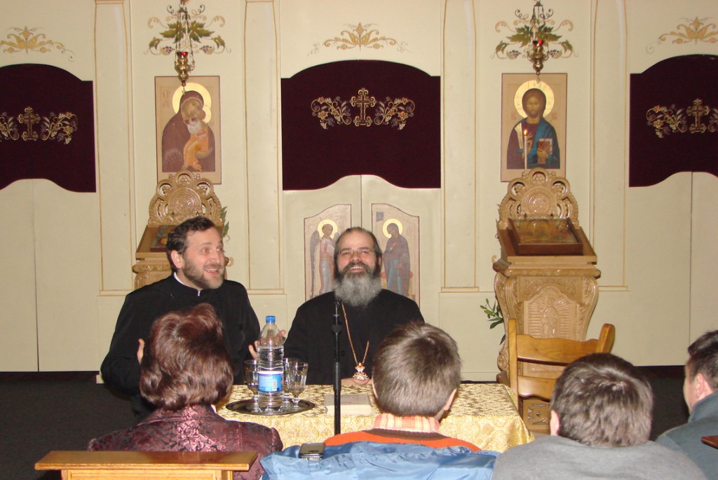 Pr. paroh Patriciu Vlaicu și PS Episcop Ignatie vorbind în Catedrala Ortodoxă Română Sfântul Nicolae din Bruxelles